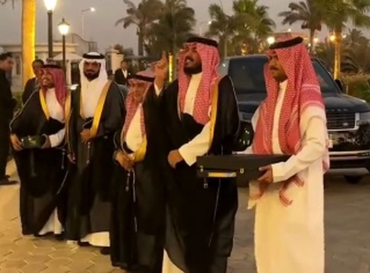 ببینید | هدیه ویژه تاجر عربستانی به مناسبت عروسی دوستش ببینید | هدیه ویژه تاجر عربستانی به مناسبت عروسی دوستش