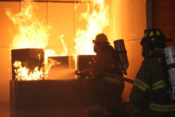 ببینید | آتش‌سوزی مهیب در یک مجتمع تجاری در هند