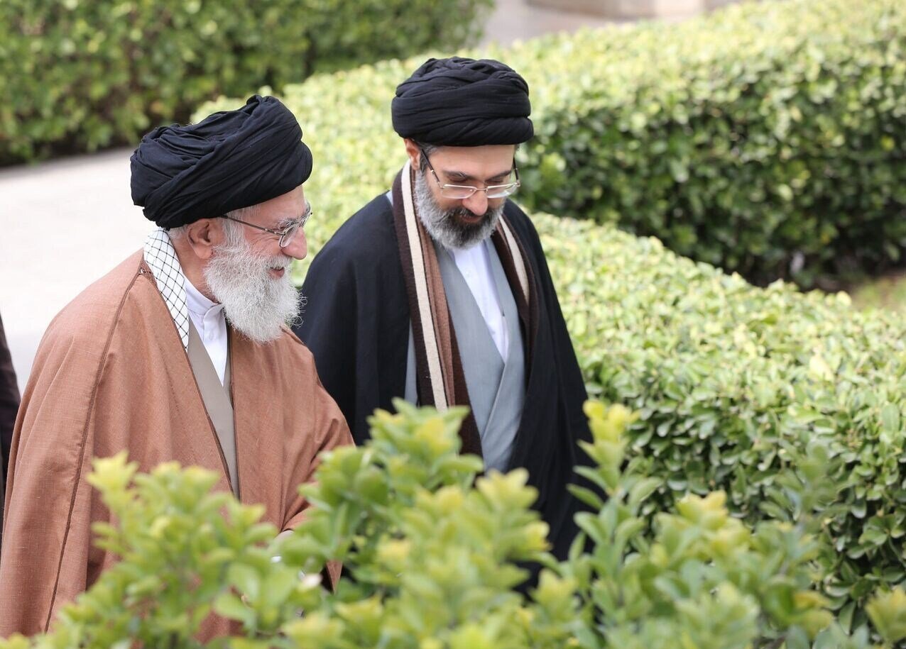 ناگفتههای آیت الله سید مجتبی خامنهای درباره رهبر شهید/ هنوز اجاقگازشان همان سهشعلهی قدیمی است که روی میز میگذارند! ناگفتههای آیت الله سید مجتبی خامنهای درباره رهبر شهید/ هنوز اجاقگازشان همان سهشعلهی قدیمی است که روی میز میگذارند!