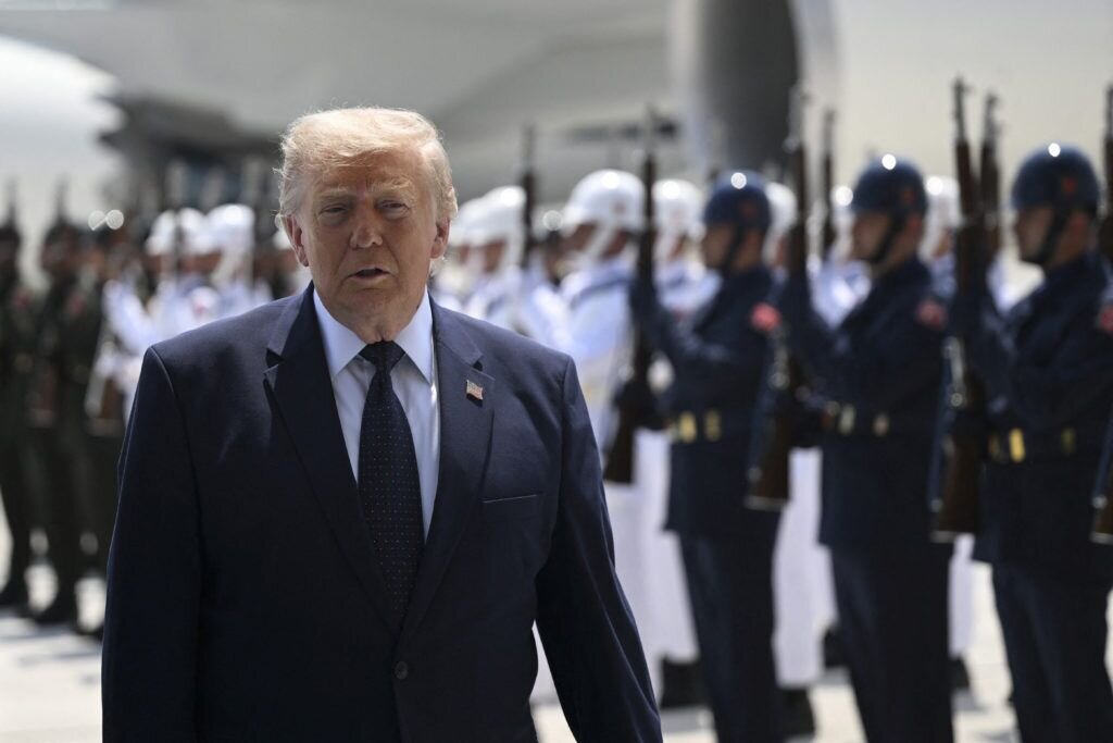 ببینید | رونمایی از لگوی غول‌آسای ترامپ در مراسم شام غریبان رهبر شهید انقلاب در میدان احمدآباد مشهد