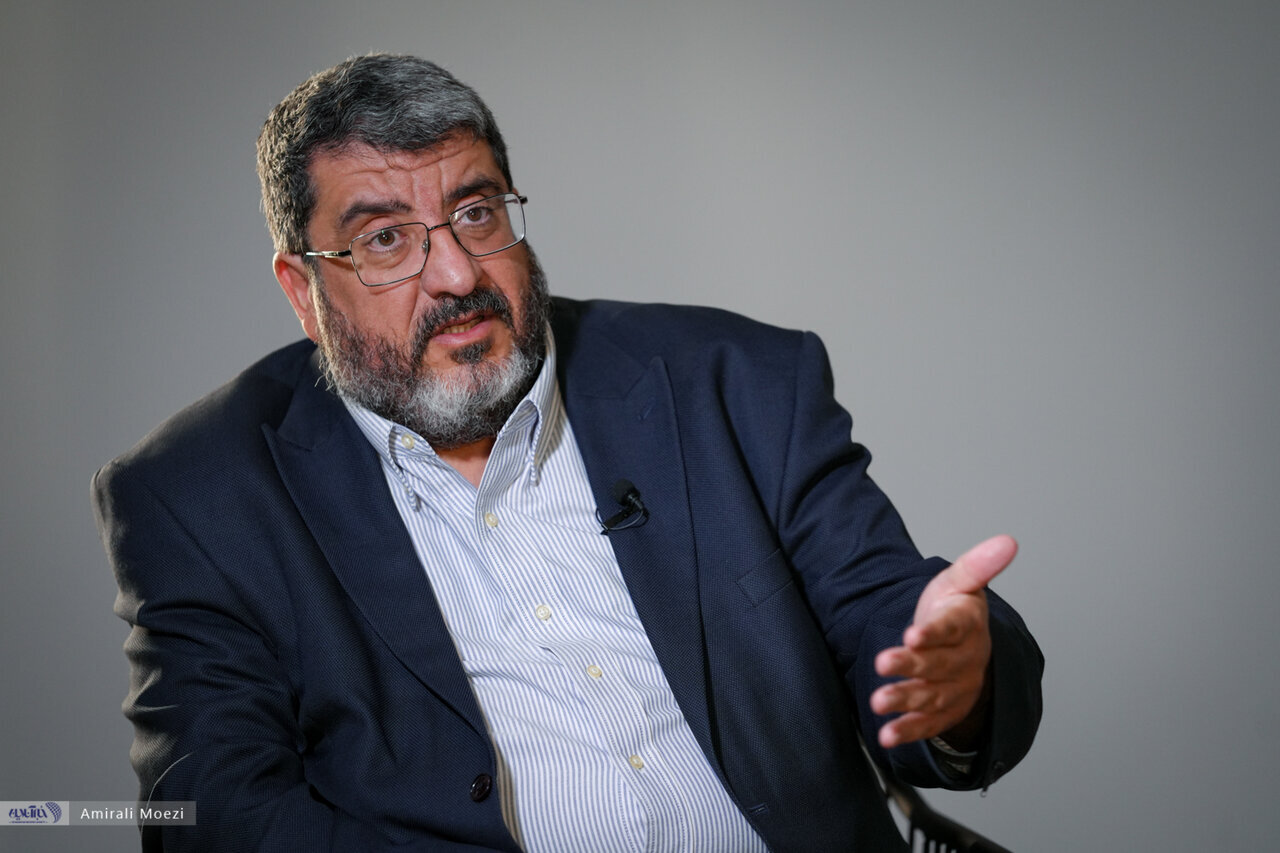 محسن رضایی لباس عوض کند یا فواد ایزدی؟ / رضایی در جبهه بود شما ۲۴ سال در آمریکا! محسن رضایی لباس عوض کند یا فواد ایزدی؟ / رضایی در جبهه بود شما ۲۴ سال در آمریکا!